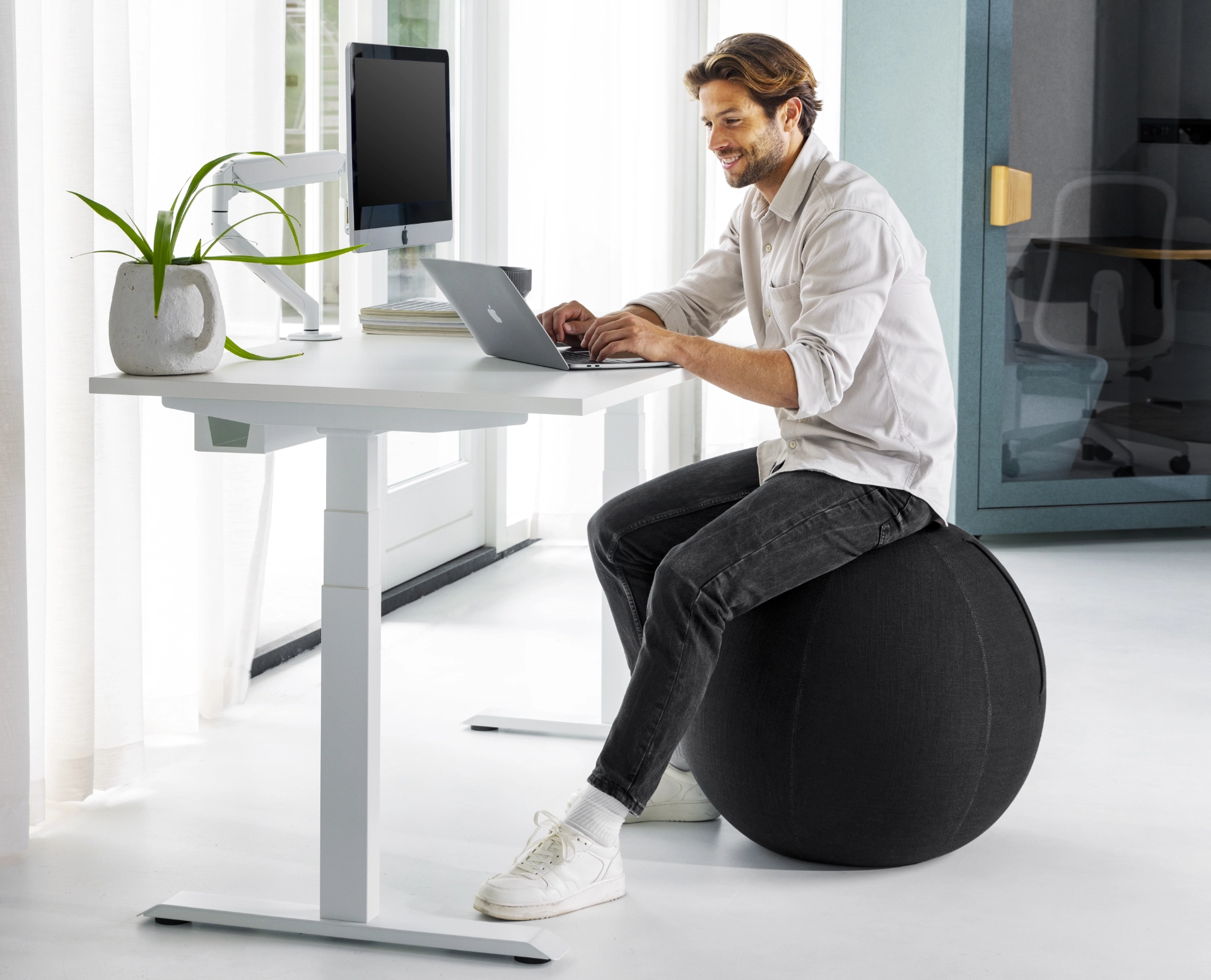 pro-tischgestell-mit-person-und-ball